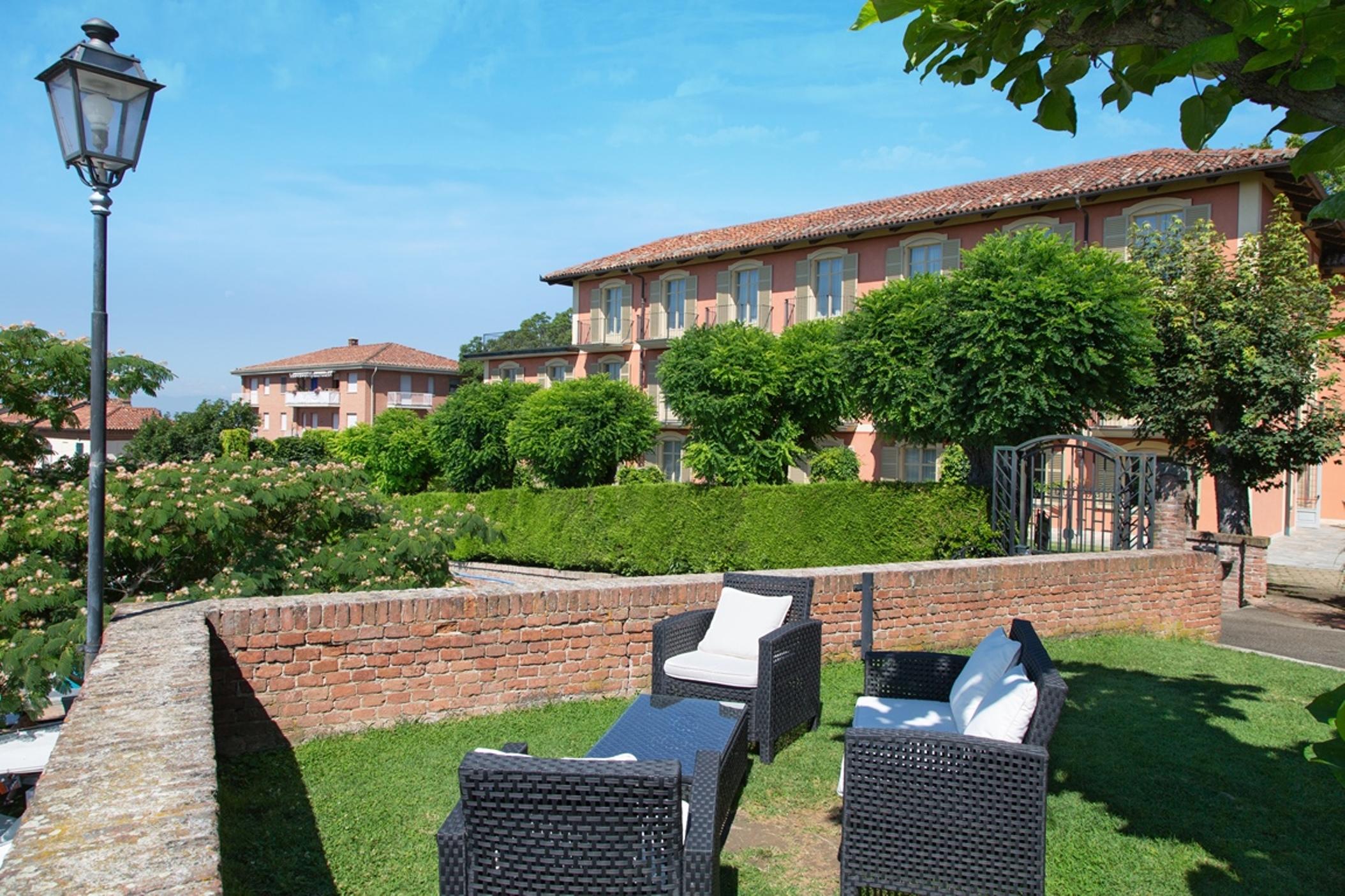 Hotel Castello Di Santa Vittoria Santa Vittoria dʼAlba エクステリア 写真