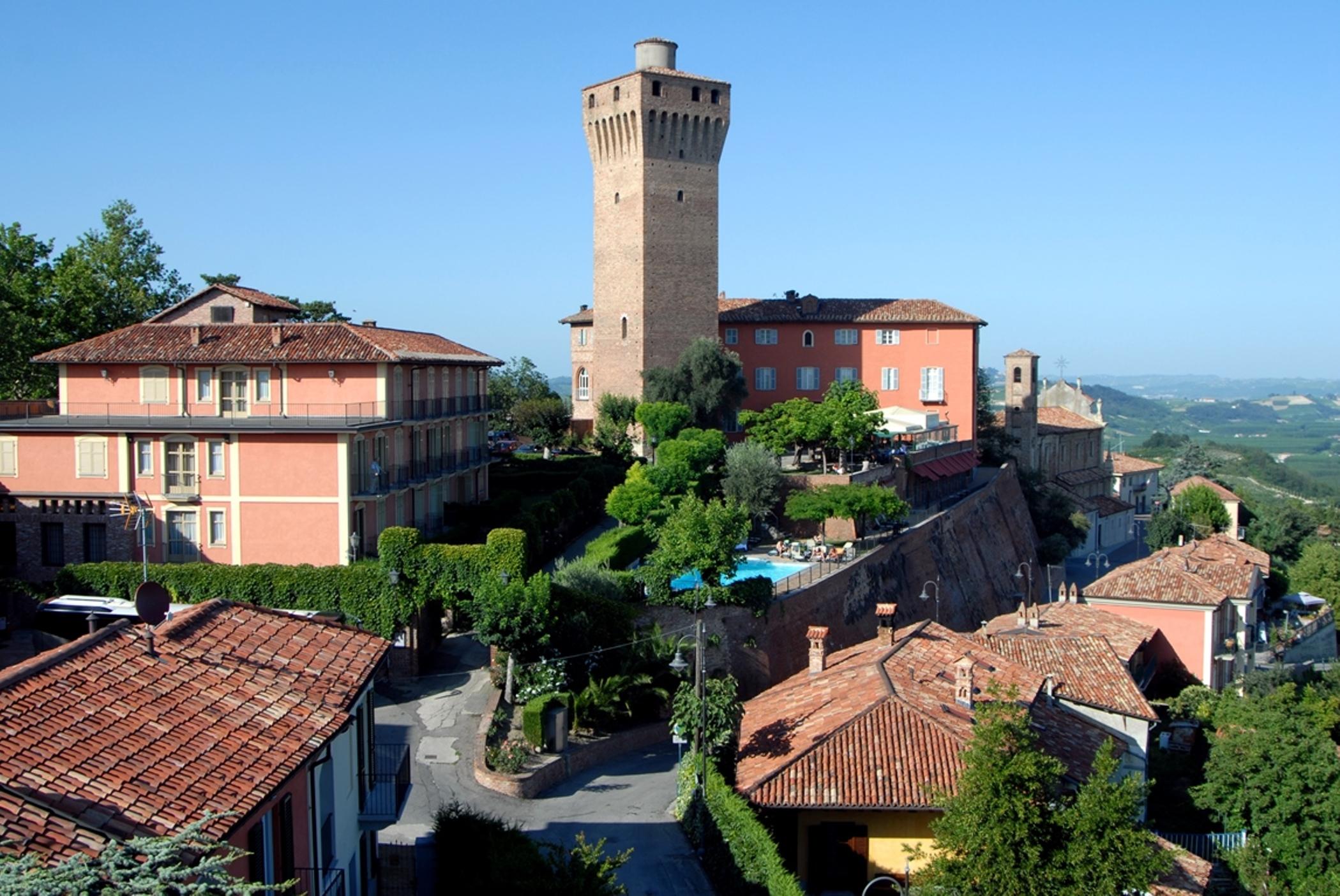 Hotel Castello Di Santa Vittoria Santa Vittoria dʼAlba エクステリア 写真