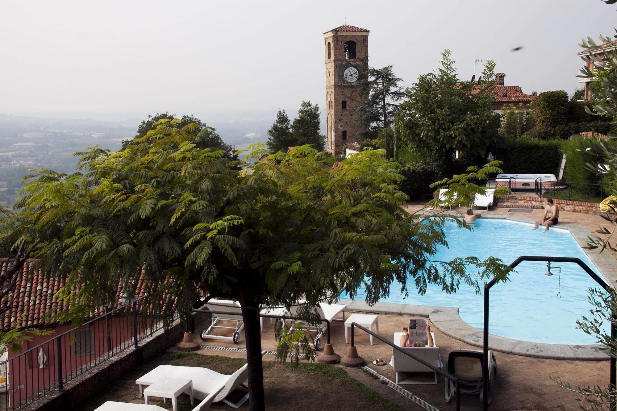 Hotel Castello Di Santa Vittoria Santa Vittoria dʼAlba エクステリア 写真